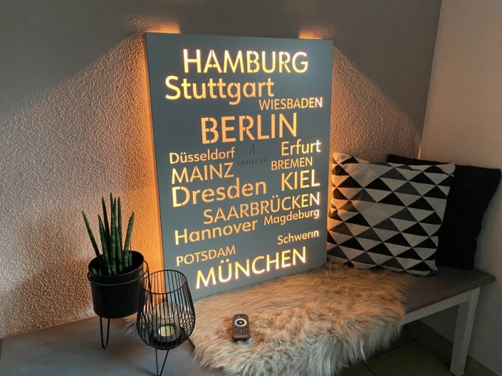 Eingeschaltetes Hellgraues Lichtschild mit Städtenamen aus Deutschland