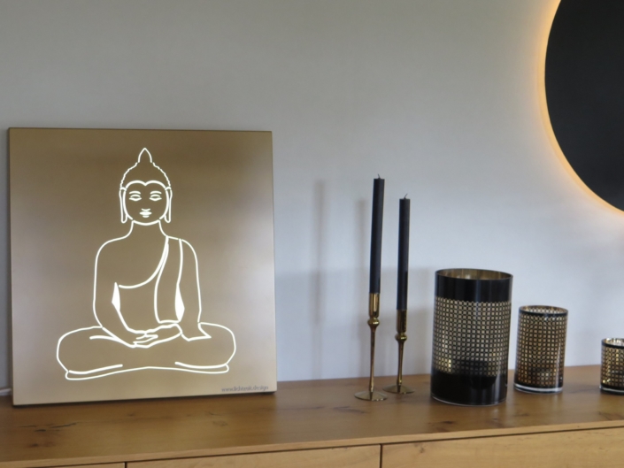 Akzent-Linie Beiges Lichtschild mit Budda stehend auf einer Kommode