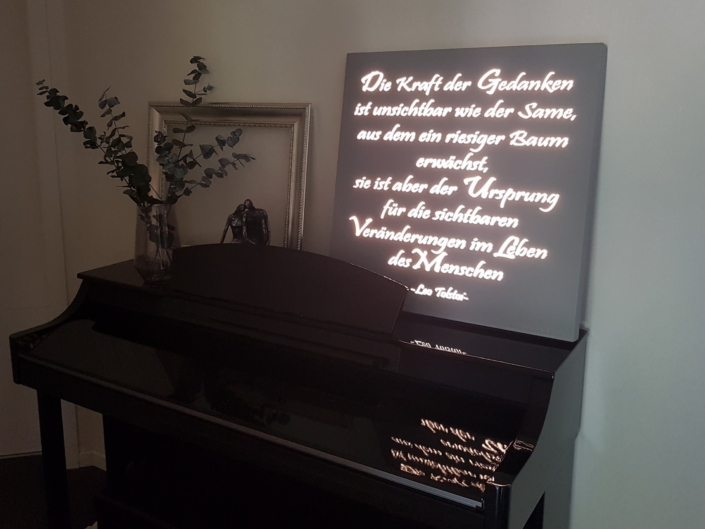 Helles Lichtschild stehend auf Klavier