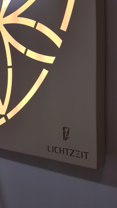 Logo von LICHTZEIT auf Lichtschild graviert