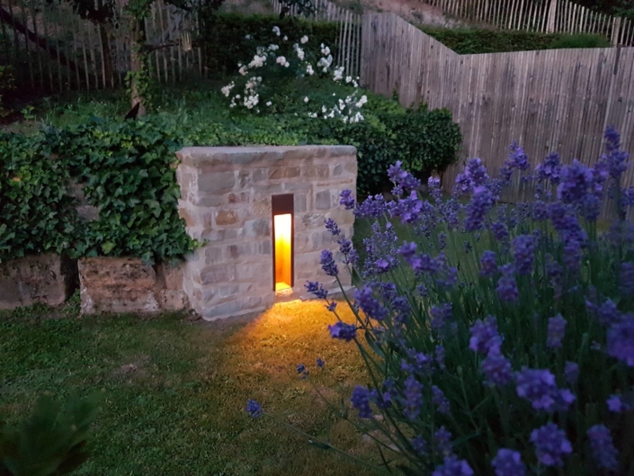 Lichtsäule in Stein integriert im Garten