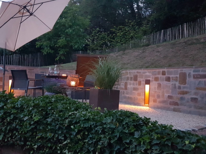 Lichtsäule in Bruchsteinkonstrukt im Garten integriert