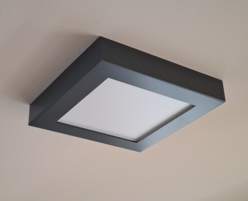Quadratische Deckenlampe mit grauem Rahmen