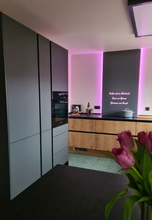 Dunkler Küchenspritzschutz mit Wörtern und Pinken Licht-Highlights